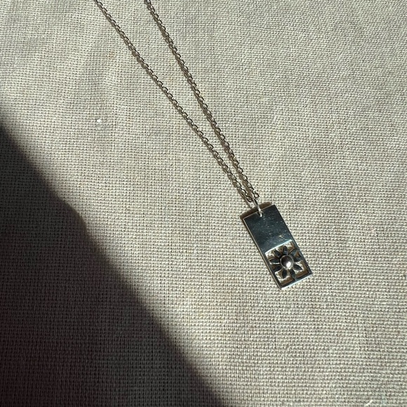 METALSMITHS STERLING
Rectangular Daisy Pendant - comes with chain. - Picture 4 of 6